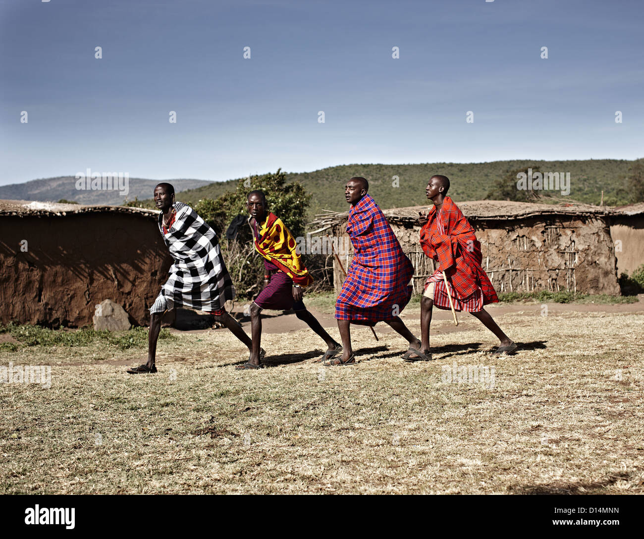 Maasai-Männer gehen zusammen Stockfoto