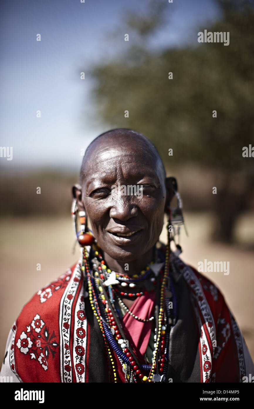 Lächelnde Massai Frau Schmuck Stockfoto