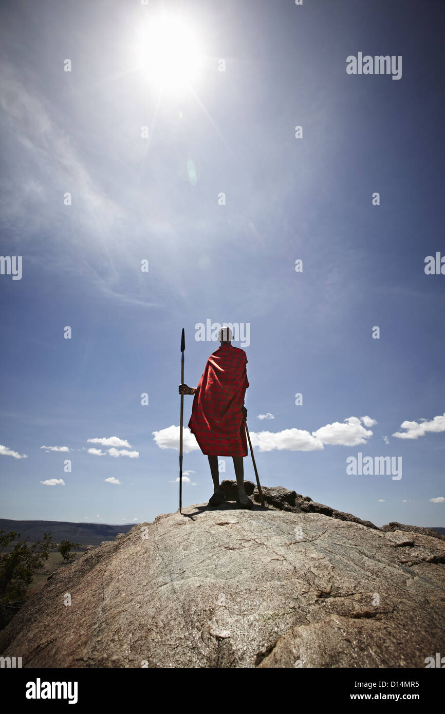 Maasai Mann stand auf Felsen Stockfoto