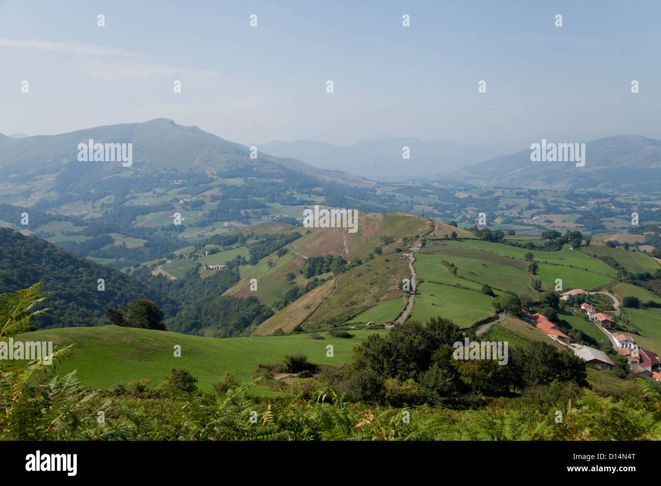 Die grünen Hügel der Pyrenäen, Südfrankreich, entlang des Camino de Santiago De Compostela Pilgerreise. Stockfoto