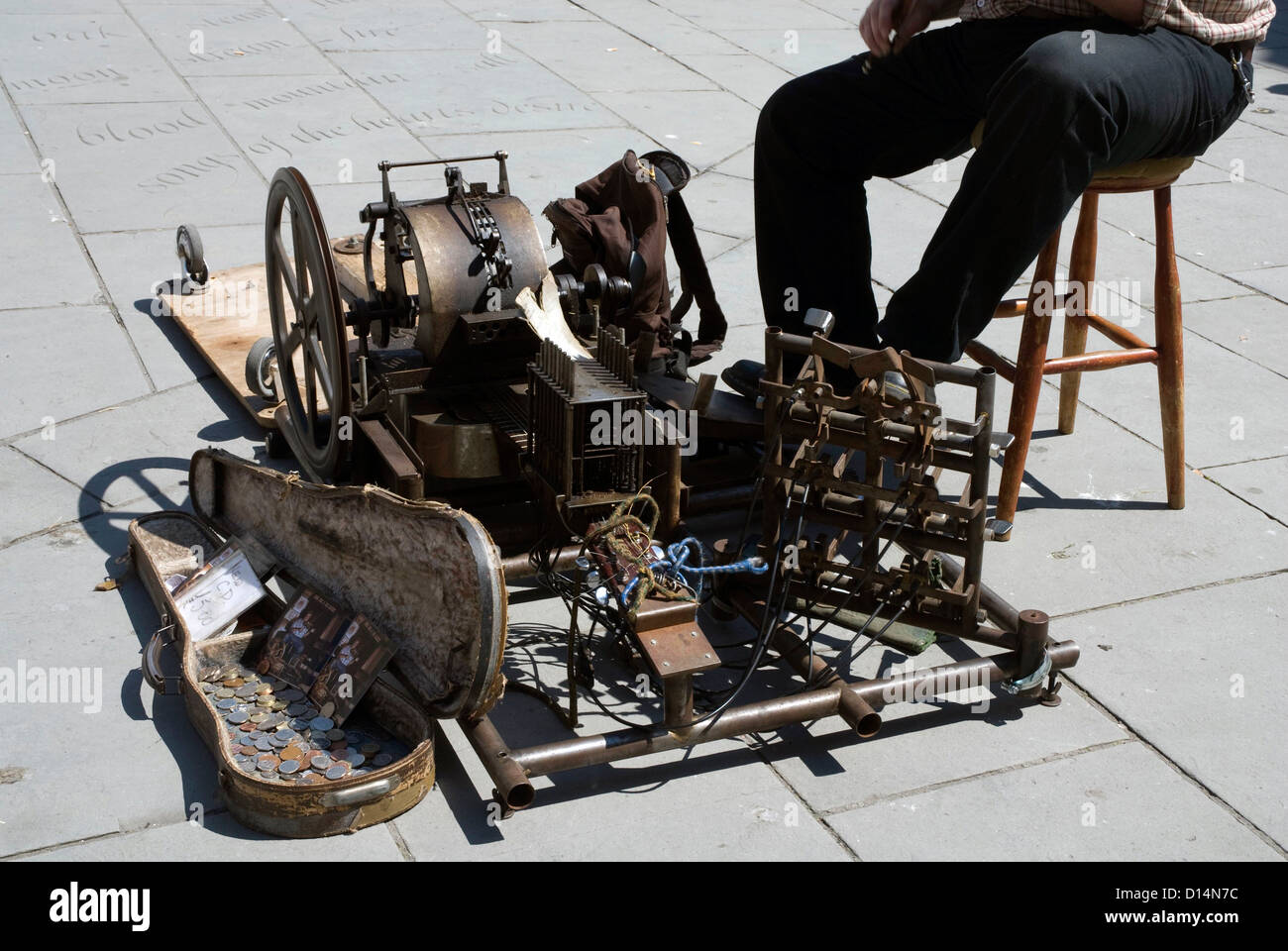 Straßenmusiker - Busker - spielen im Zentrum von Bath, Somerset, England UK Stockfoto