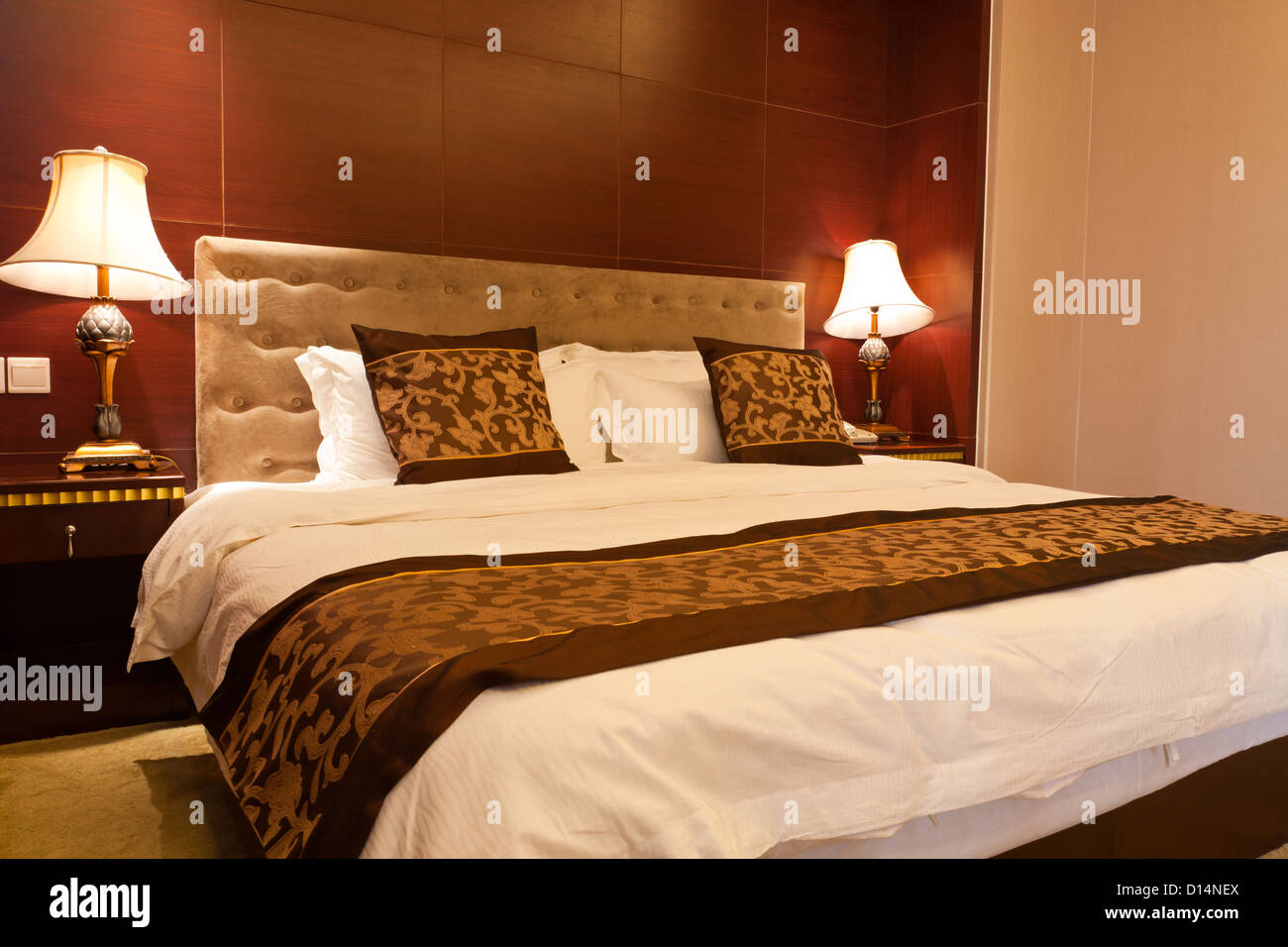 Hotel Schlafzimmer mit Kingsize-Bett Stockfotografie - Alamy
