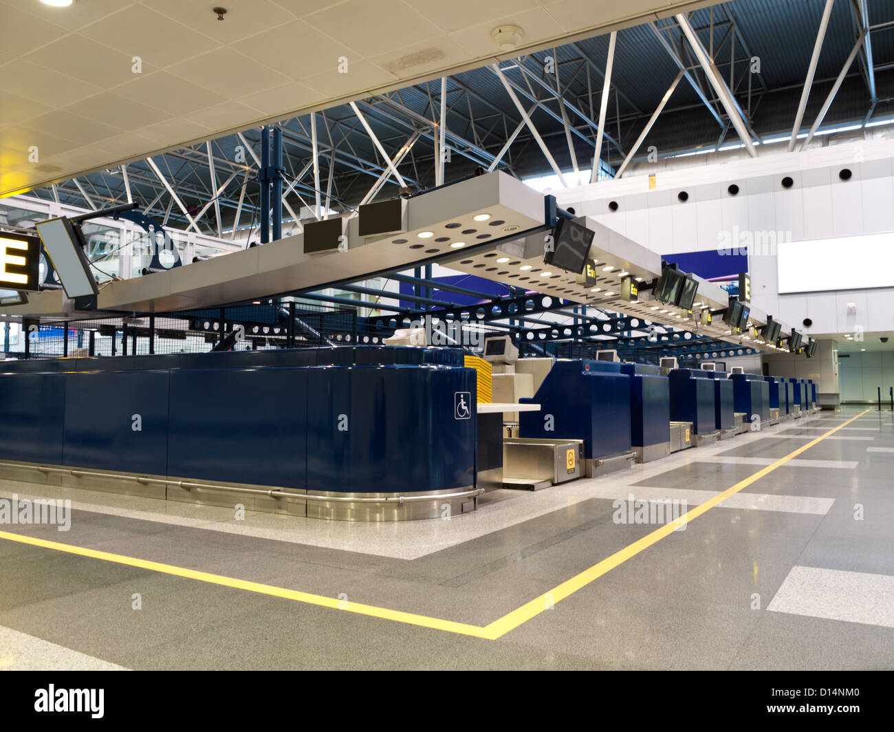 Check-in Schalter am Flughafen Stockfoto