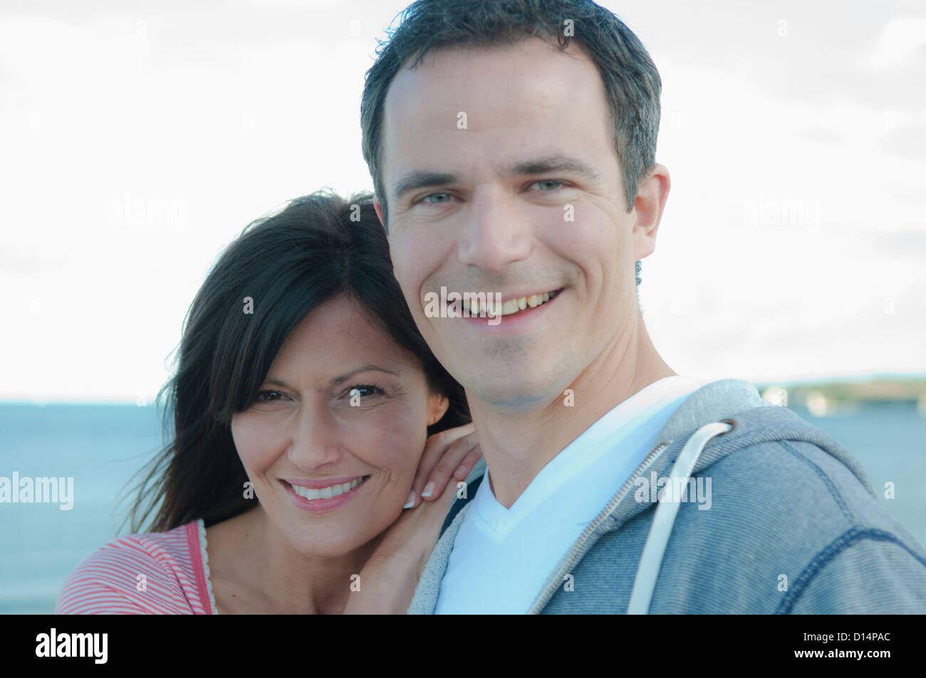 Paar lächelnd zusammen im freien Stockfoto