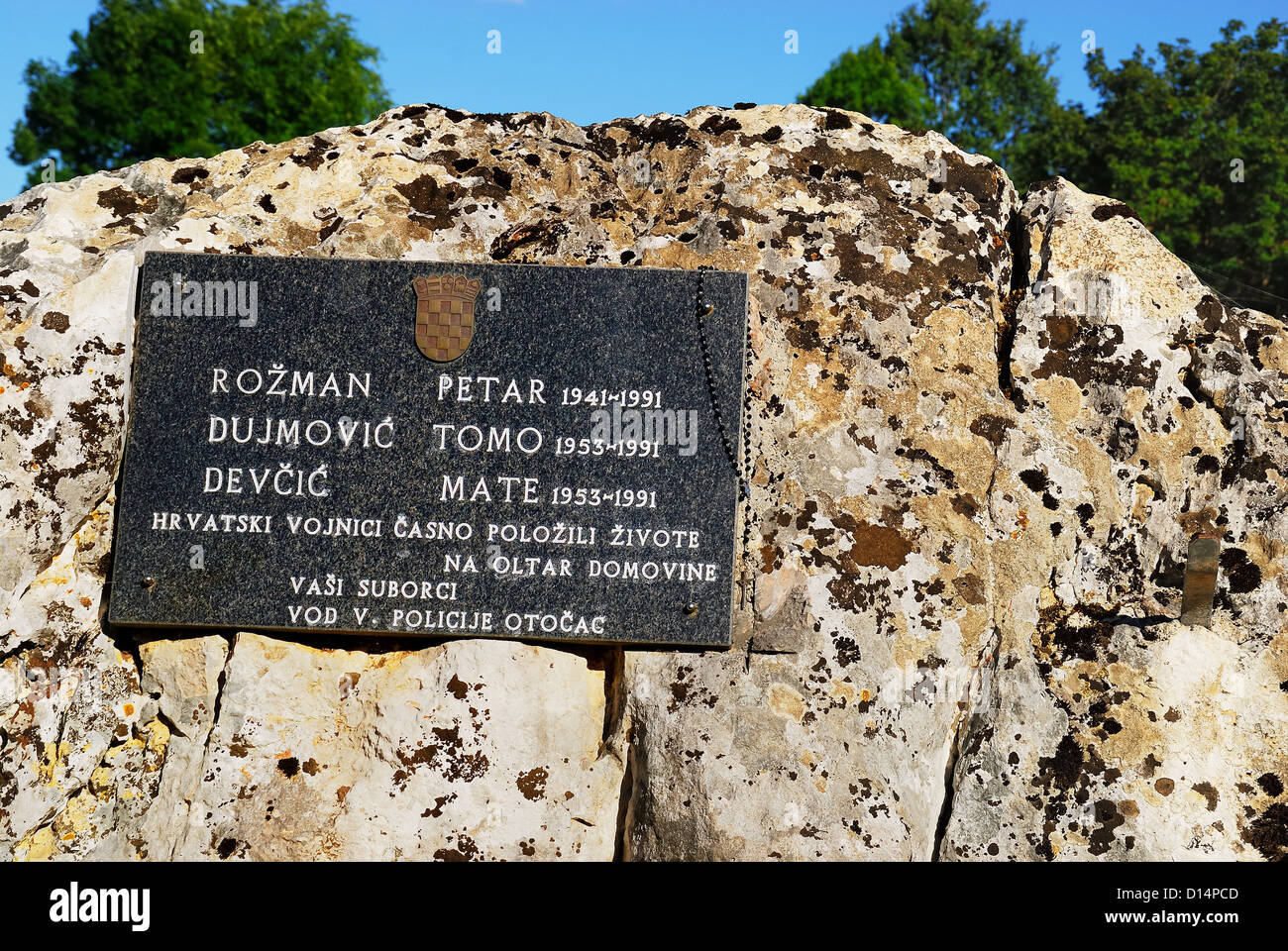 Kroatien, Otocac: eine Gedenktafel für drei kroatische Soldaten von Serben getötet. Stockfoto