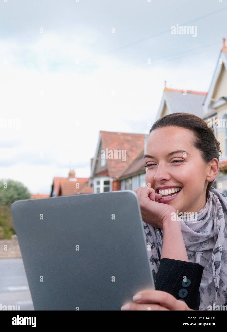 Frau mit Tablet-PC im freien Stockfoto