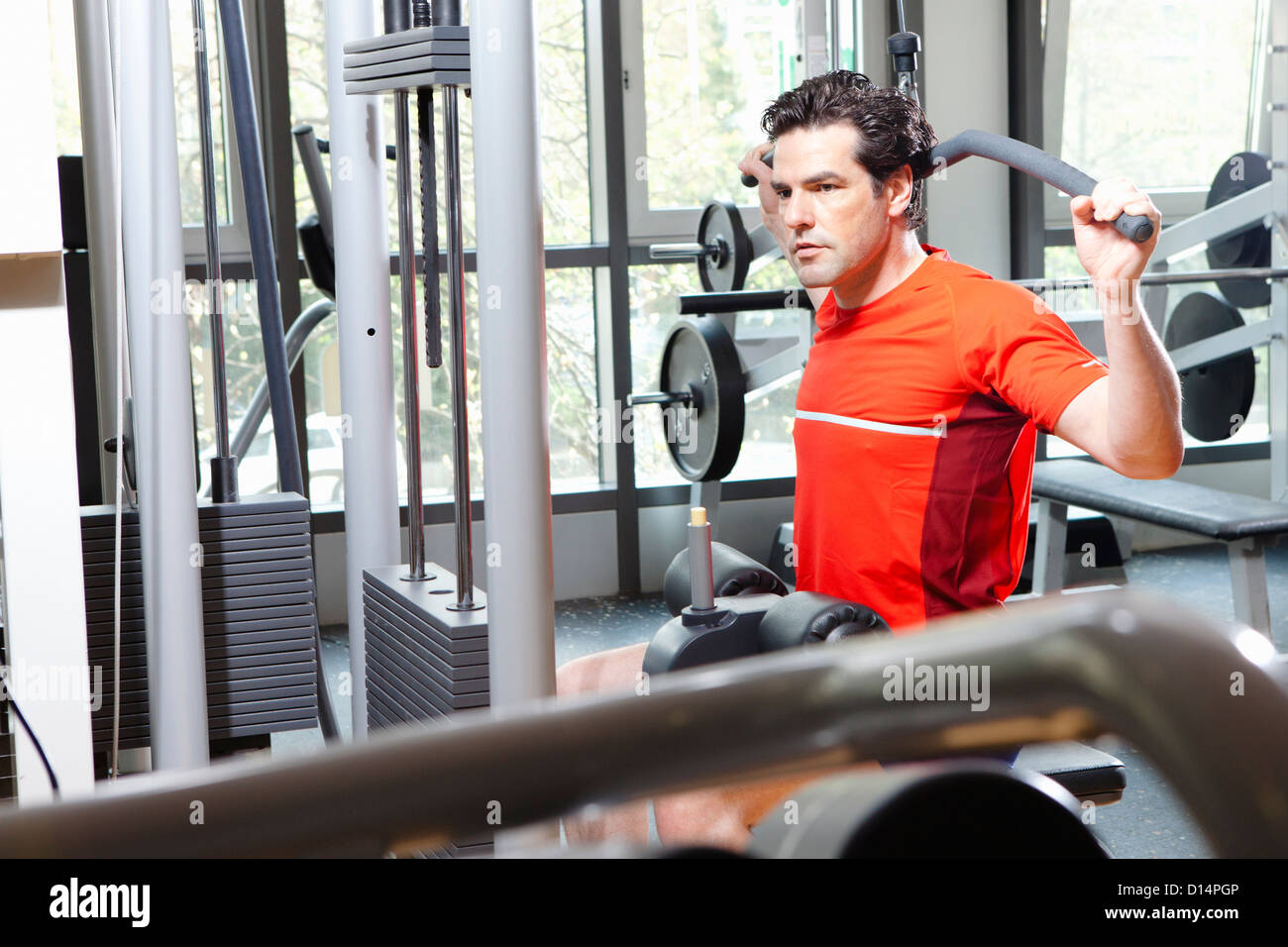 Mann mit Trainingsgeräten im Fitnessstudio Stockfoto