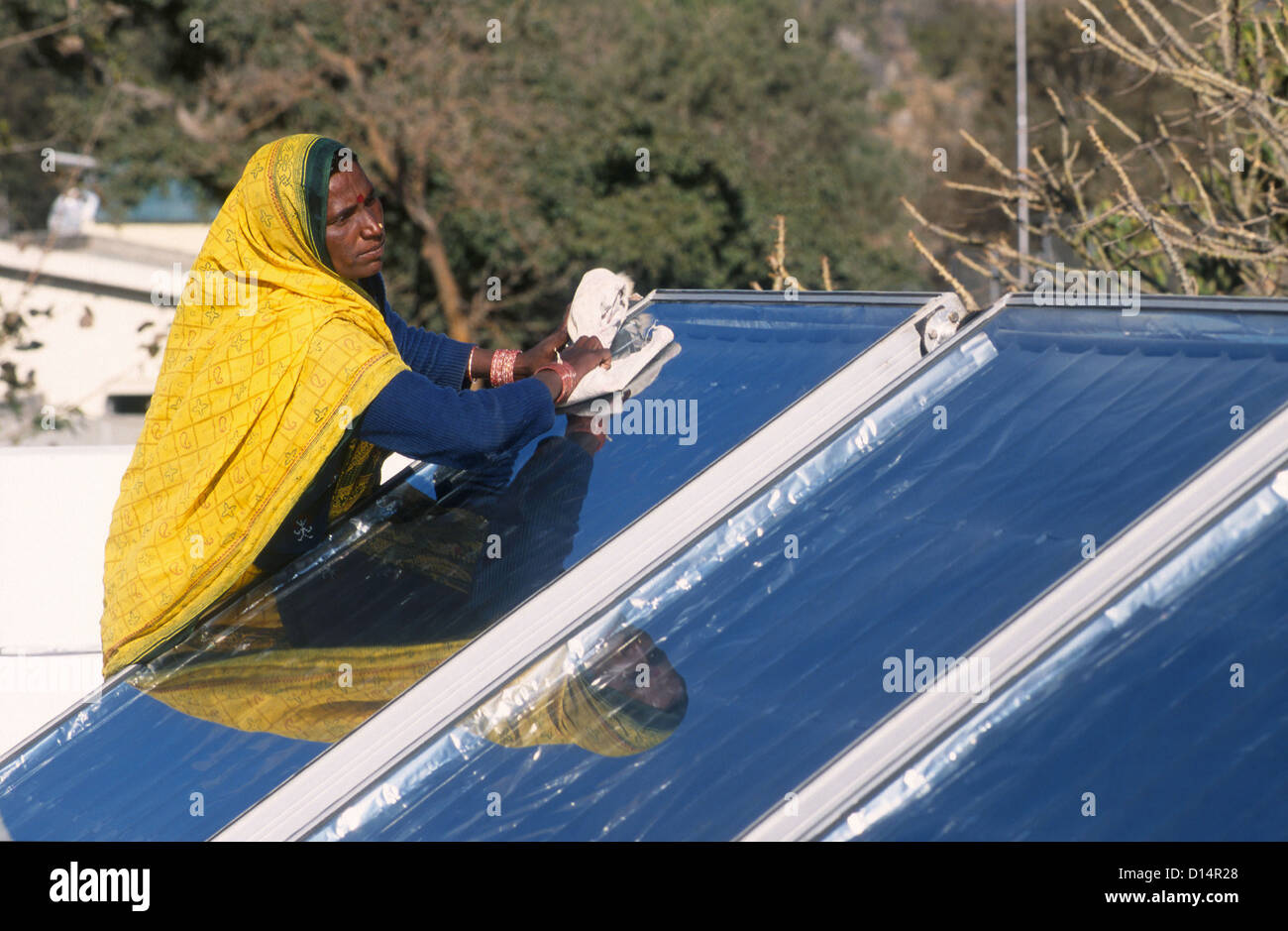 Indien Rajasthan, Frau reinigen Solarkollektor in Brahma Kumari Ashram in Mt. Abu, Sonnenkollektor wird verwendet, um Warmwasser zu bekommen Stockfoto