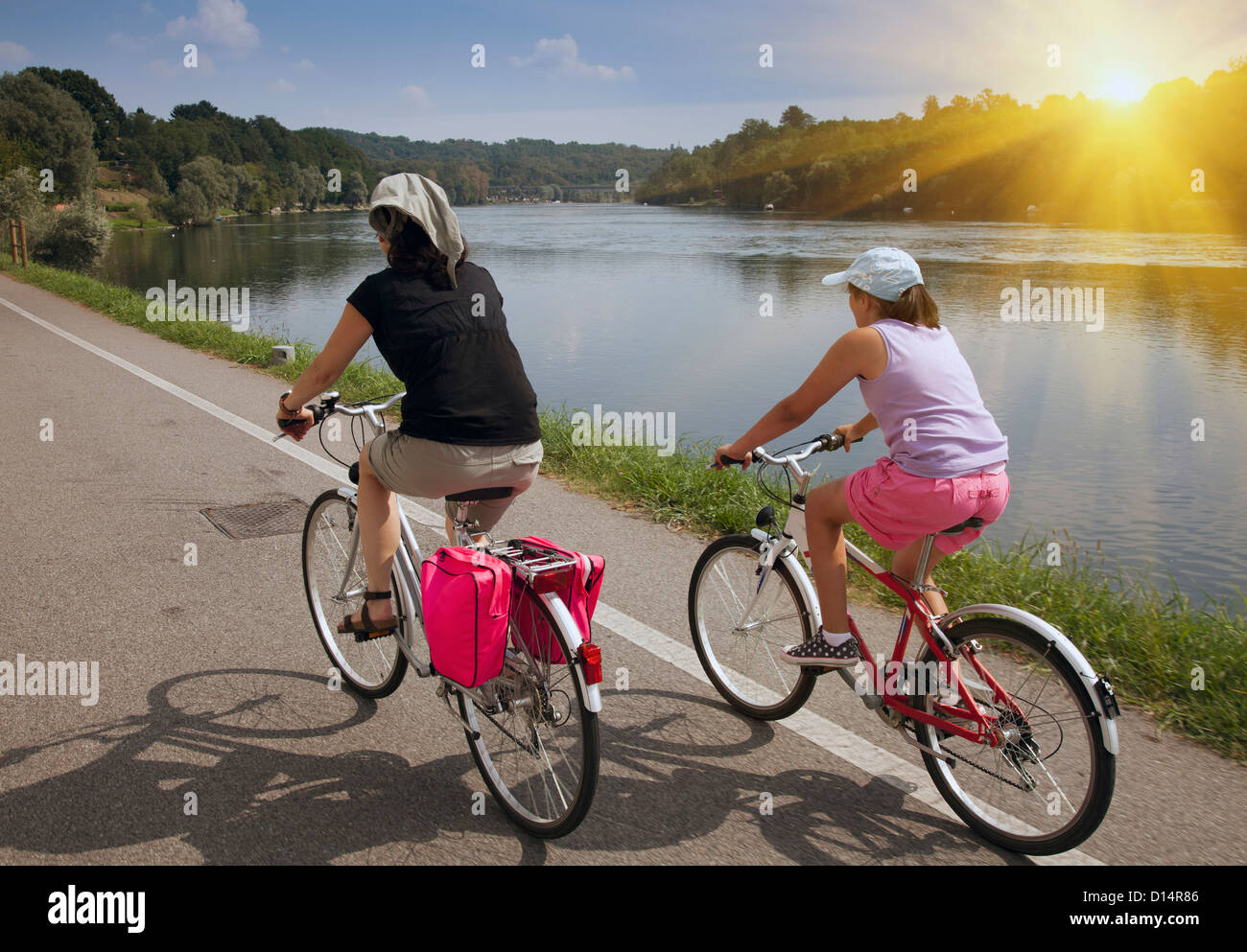 Frauen Fahrrad Flussufer Stockfoto