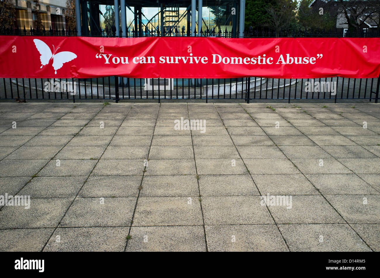 Eine Fahne mit einem Zitat über Überlebende häusliche Gewalt. Stockfoto