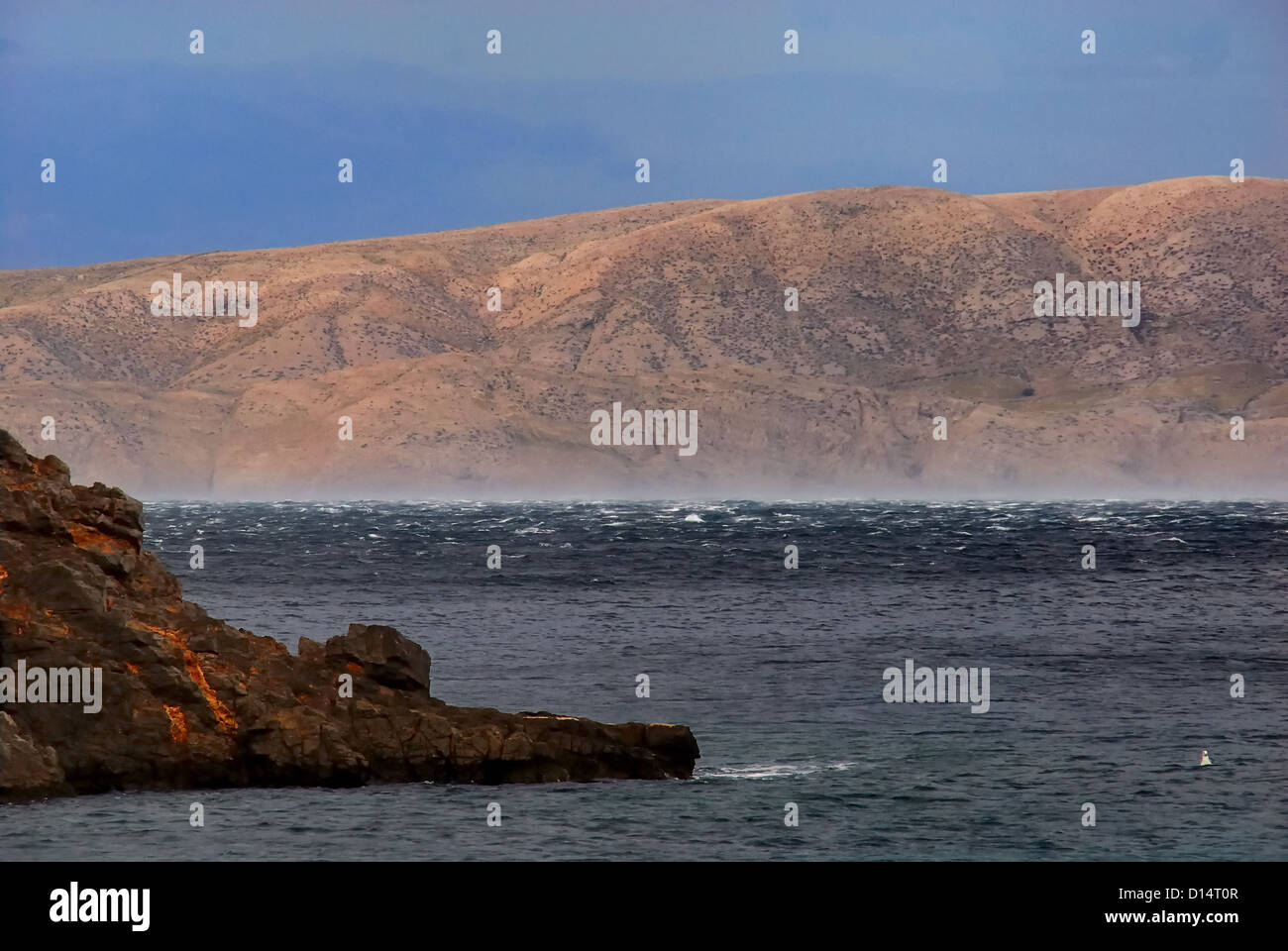 Kroatien, Dalmatien: der Meerenge zwischen der Küste Bunica und der Insel Krk, von einem starken Wind Bora gefegt. Stockfoto