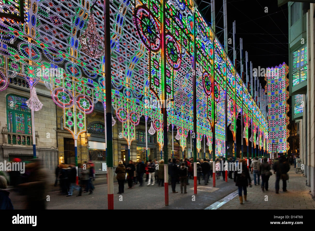 Bunt beleuchtete Bogen am Festival of Lights / Light Festival in der Stadt Ghent in der Nacht, Belgien Stockfoto