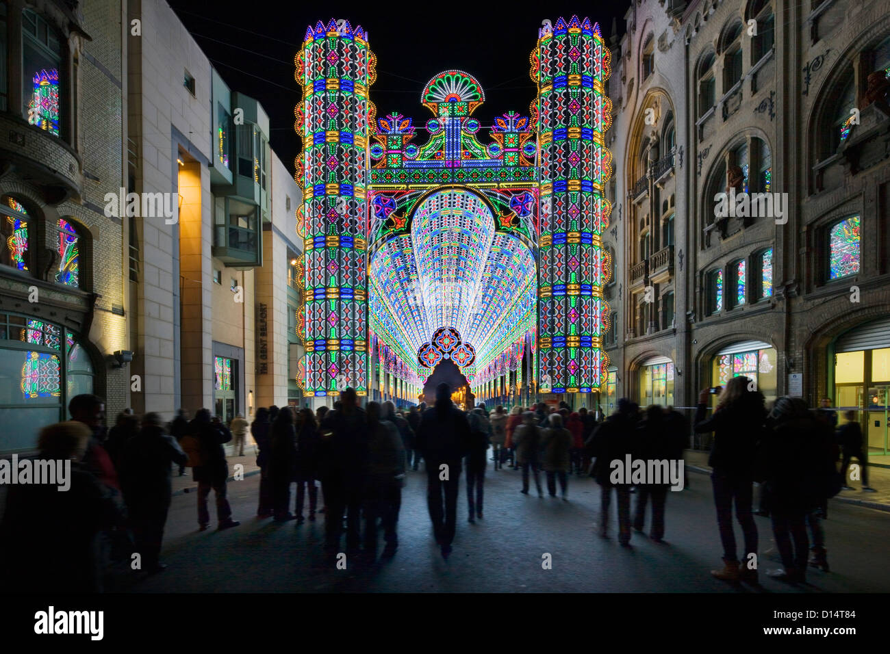 Bunt beleuchtete Bogen am Festival of Lights / Light Festival in der Stadt Ghent in der Nacht, Belgien Stockfoto
