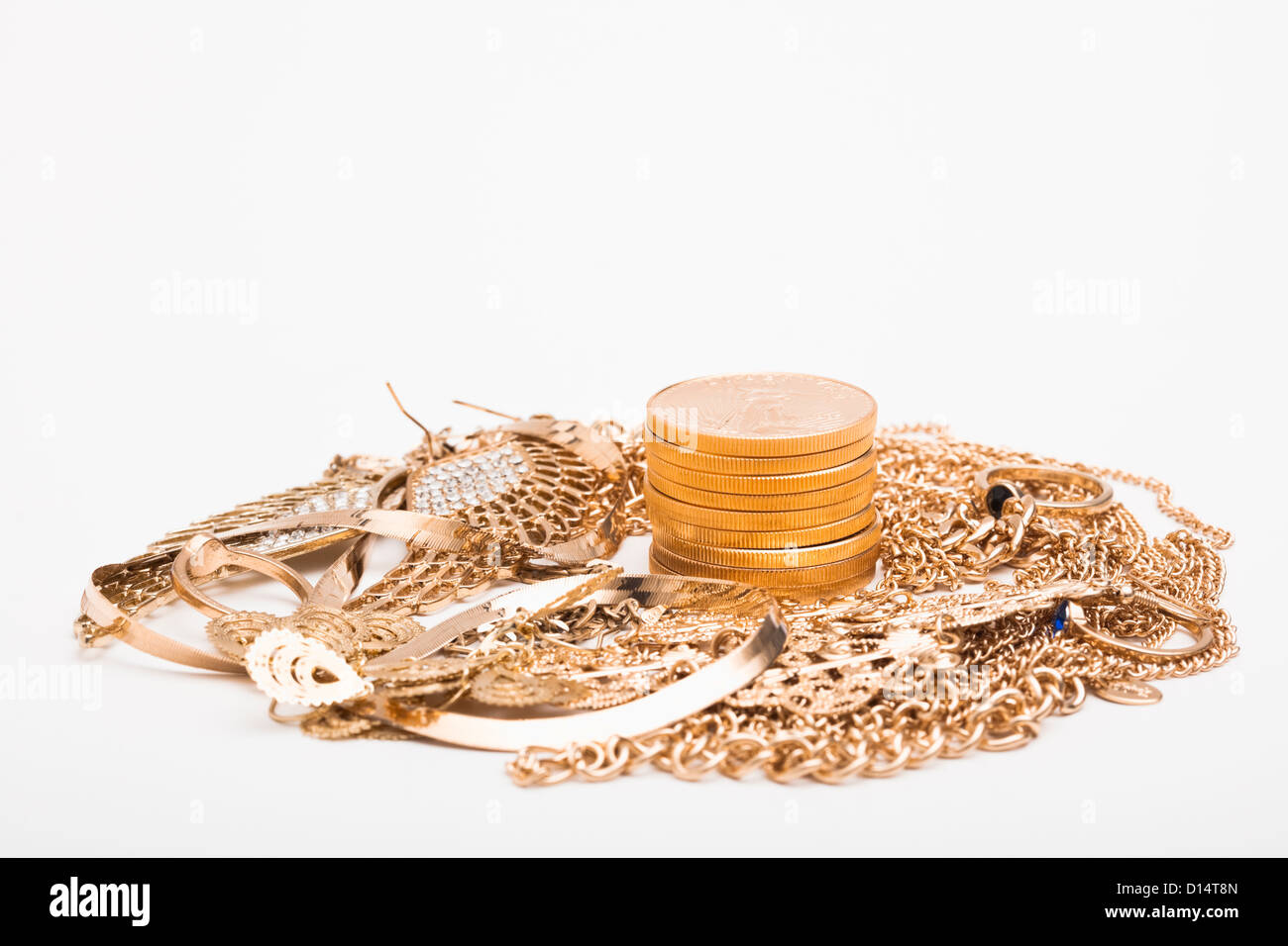 Studioaufnahme von Goldschmuck und Münzen Stockfoto