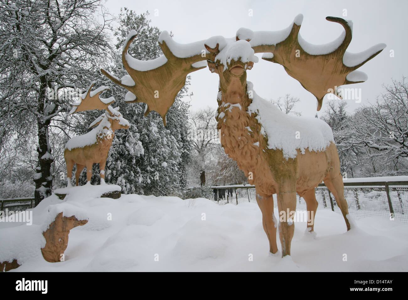 Modelle der prähistorischen Hirsche im Crystal Palace Park, London Stockfoto