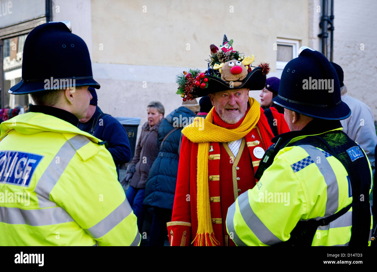 Robin Burfoot, Rochester Stadtausrufer im Gespräch mit zwei Polizisten. Stockfoto