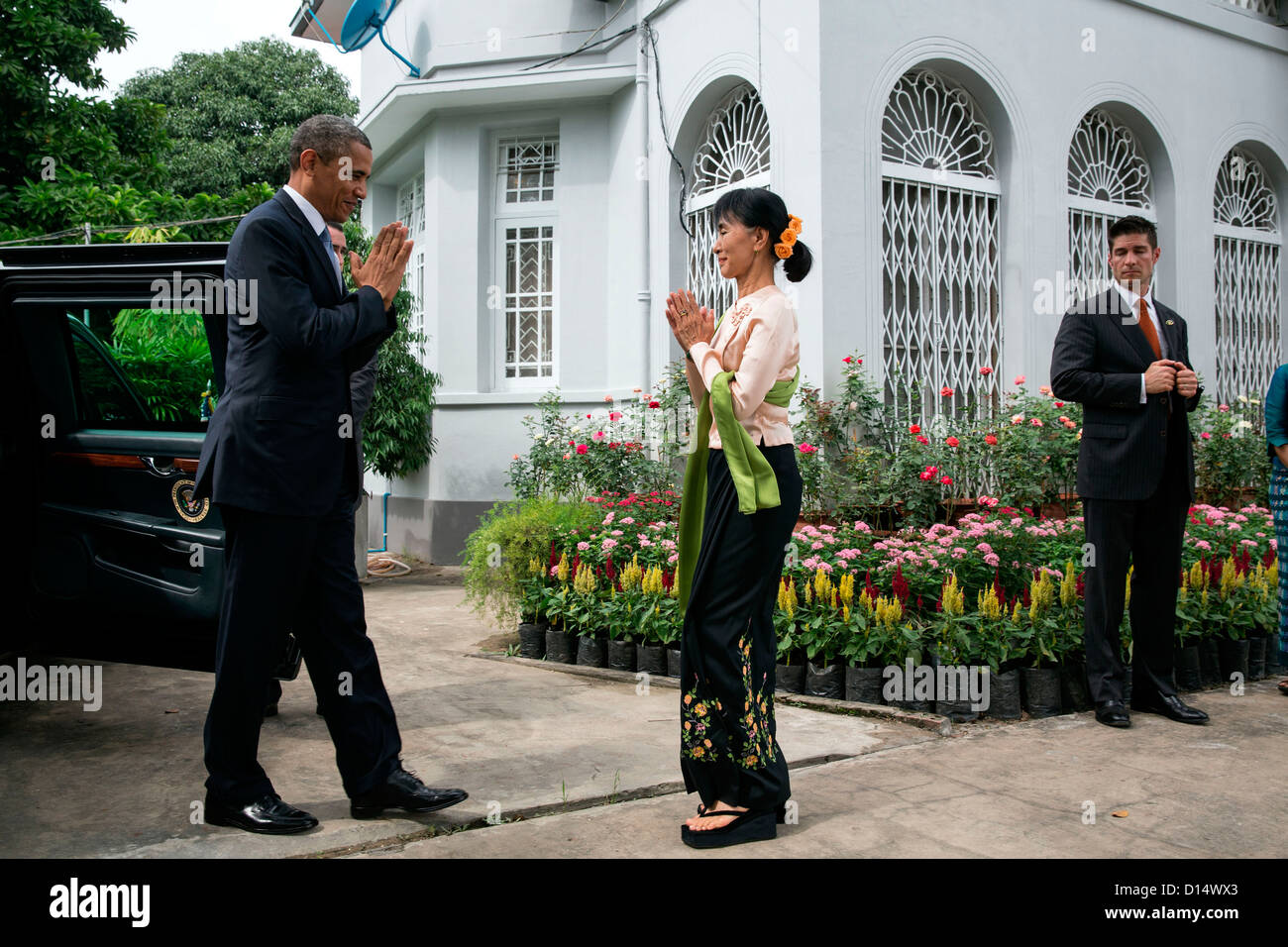 US-Präsident Barack Obama begrüßt birmanischen Opposition Leader Aung San Suu Kyi bei einem Besuch in ihrem privaten Wohnsitz 19. November 2012 in Rangoon, Birma. Stockfoto