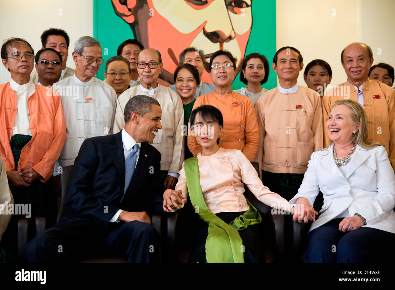 US-Präsident Barack Obama und Außenministerin Hillary Rodham Clinton sind mit Aung San Suu Kyi und ihre Mitarbeiter an ihrem Wohnsitz 19. November 2012 in Rangoon, Birma fotografiert. Stockfoto