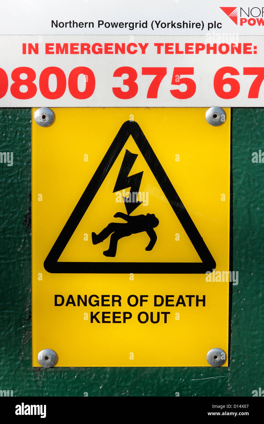 Gefahr von Tod zu halten, Schild an einer elektrischen Stromnetz Verteilung Kabine. Stockfoto