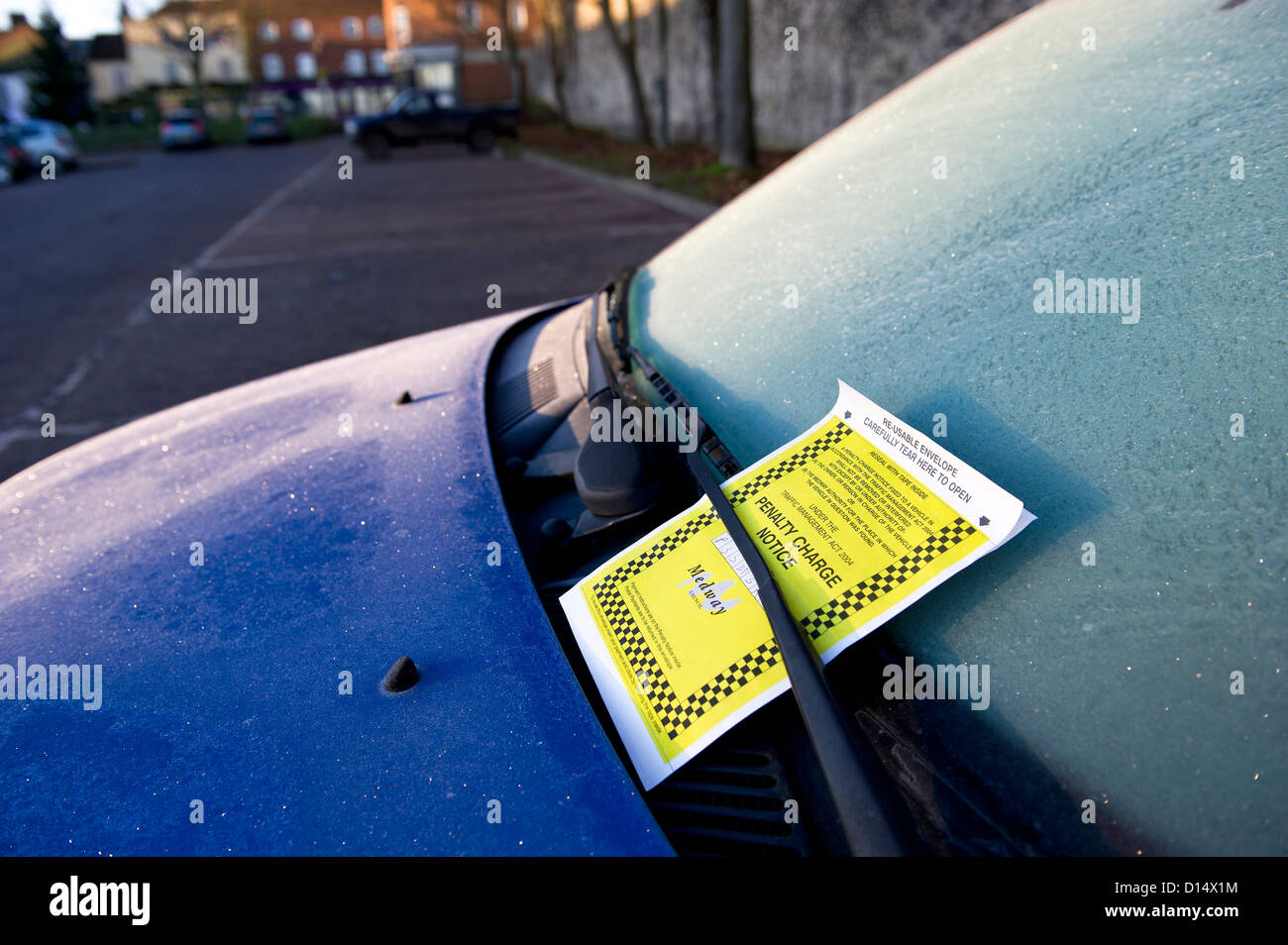 Ein Parkticket an einem eisigen Auto Windschutzscheibe. Stockfoto