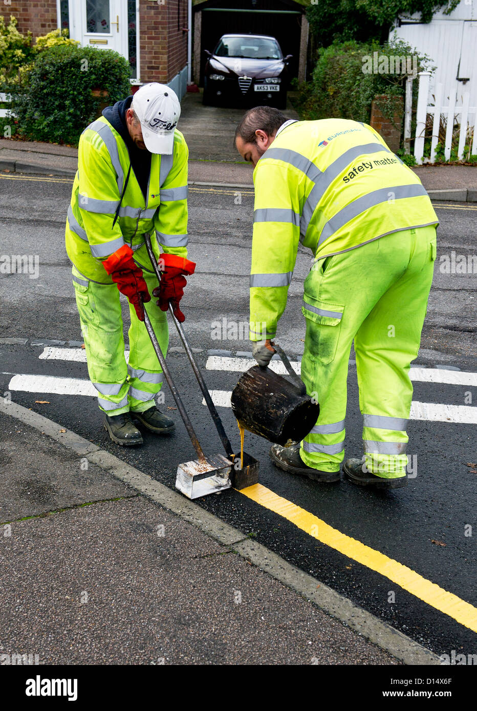 Autobahn Wartungspersonal Festlegung doppelte gelbe Linien. Stockfoto