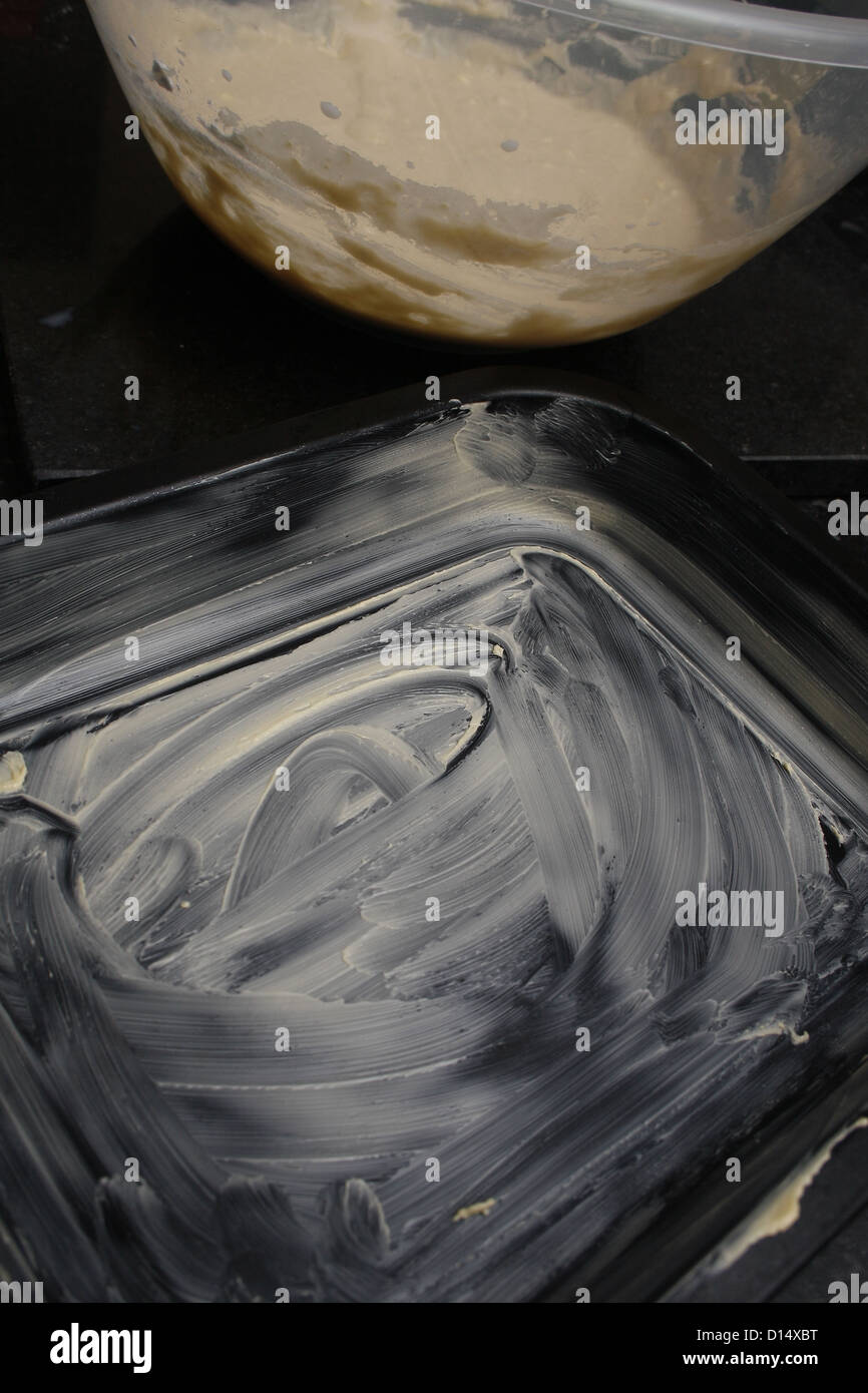 Backform gefettet mit Margarine bereit für Teig-mix Stockfoto