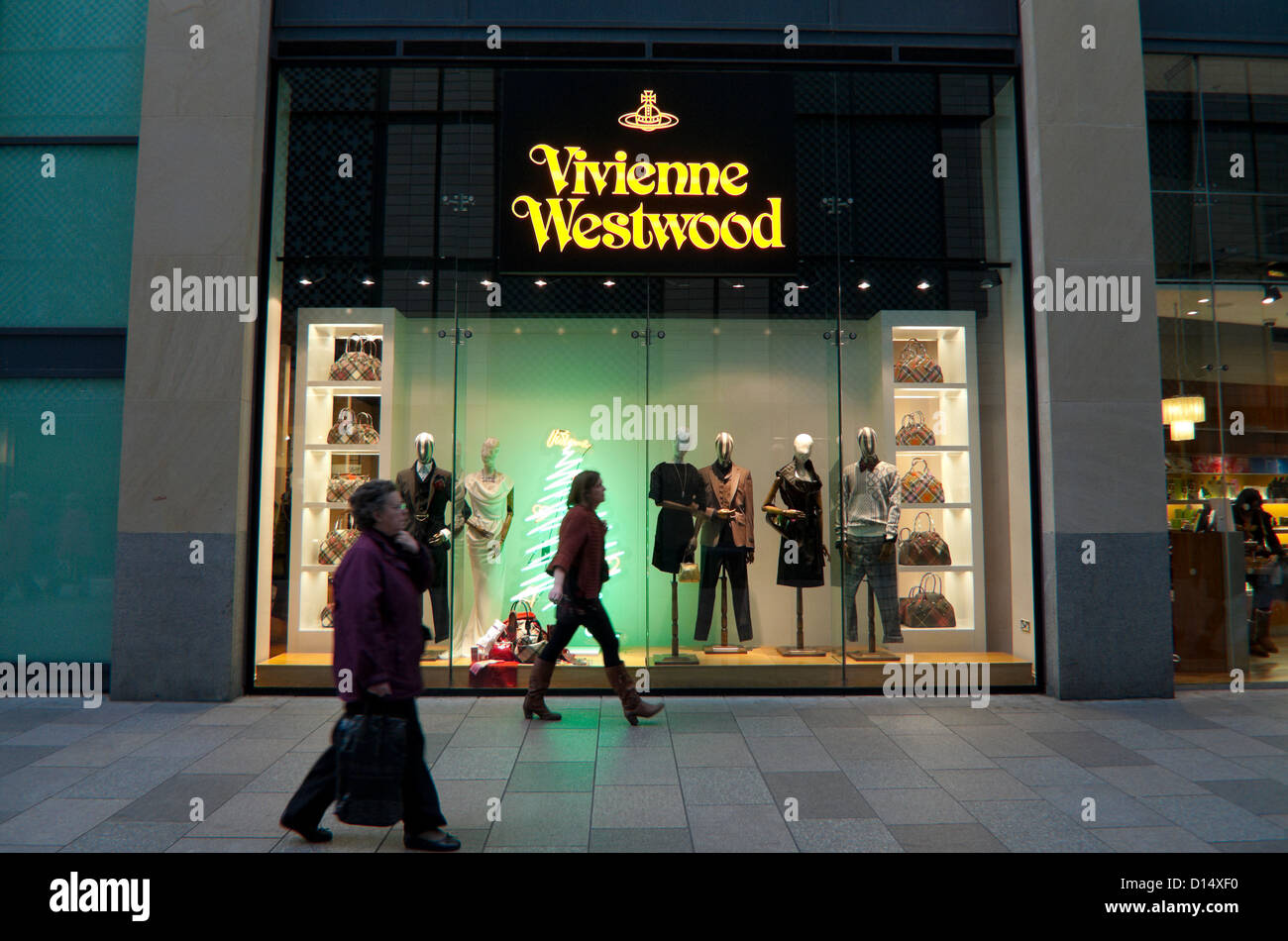 Außenansicht der London Fashion Designerin Vivienne Westwood shop Fenster der Store in der Nacht während Weihnachten in Cardiff Wales UK KATHY DEWITT Stockfoto