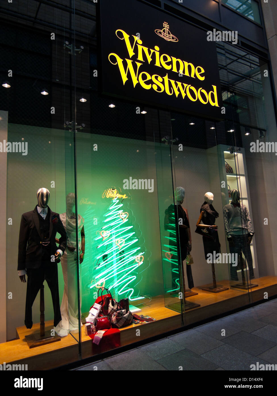 Außenansicht der London Fashion Designerin Vivienne Westwood shop Fenster der Store in der Nacht während Weihnachten in Cardiff Wales UK KATHY DEWITT Stockfoto