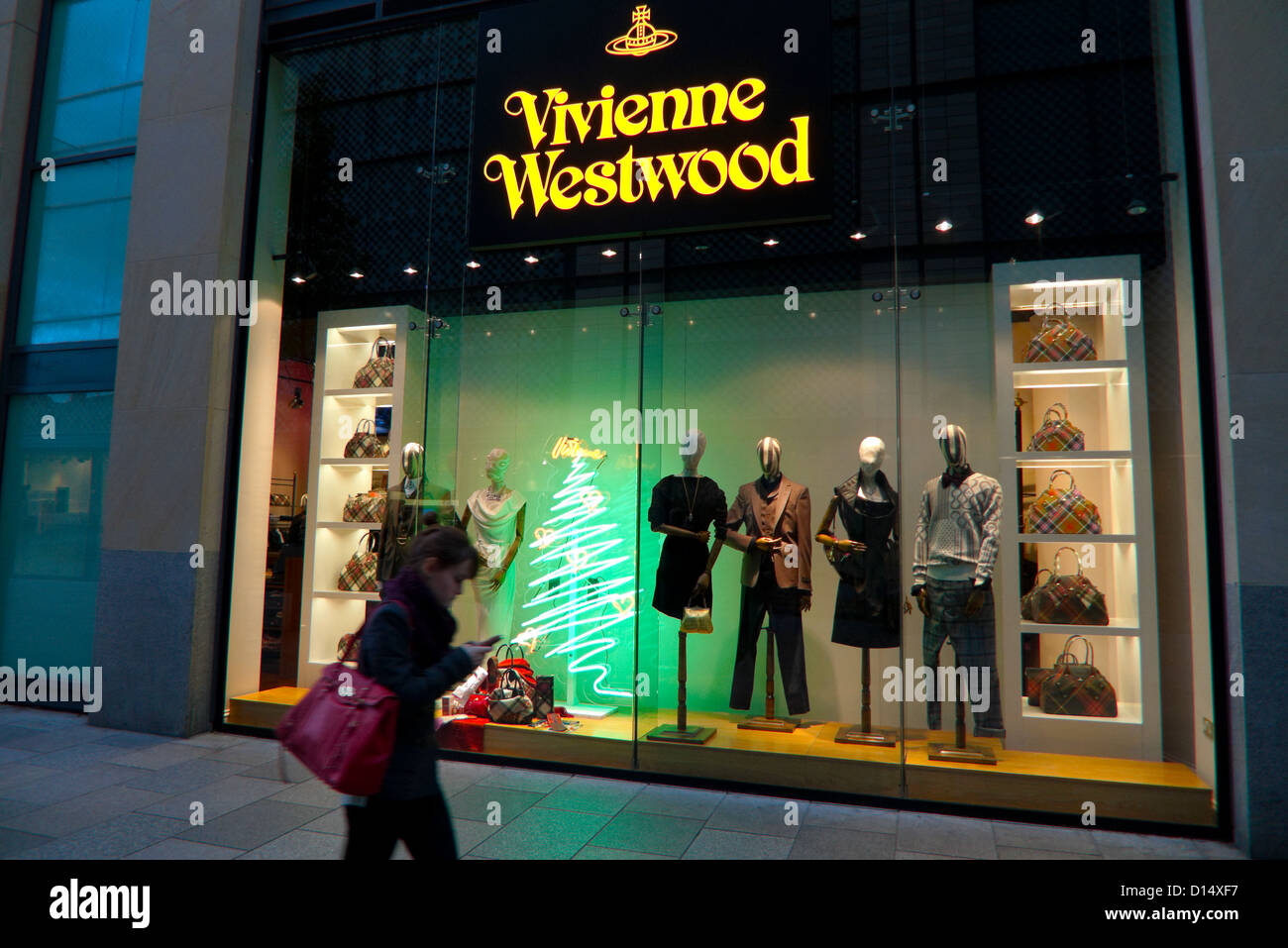 Aussenansicht Der London Fashion Designerin Vivienne Westwood Shop Fenster Der Store In Der Nacht Wahrend Weihnachten In Cardiff Wales Uk Kathy Dewitt Stockfotografie Alamy