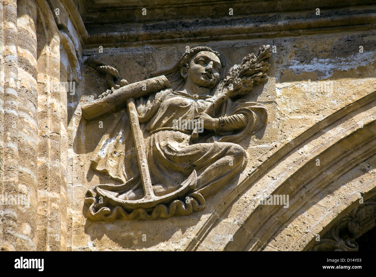 Geschnitzte Figur mit Anker und Getreide über eine Tür der Kathedrale von Málaga - La Manquita Stockfoto