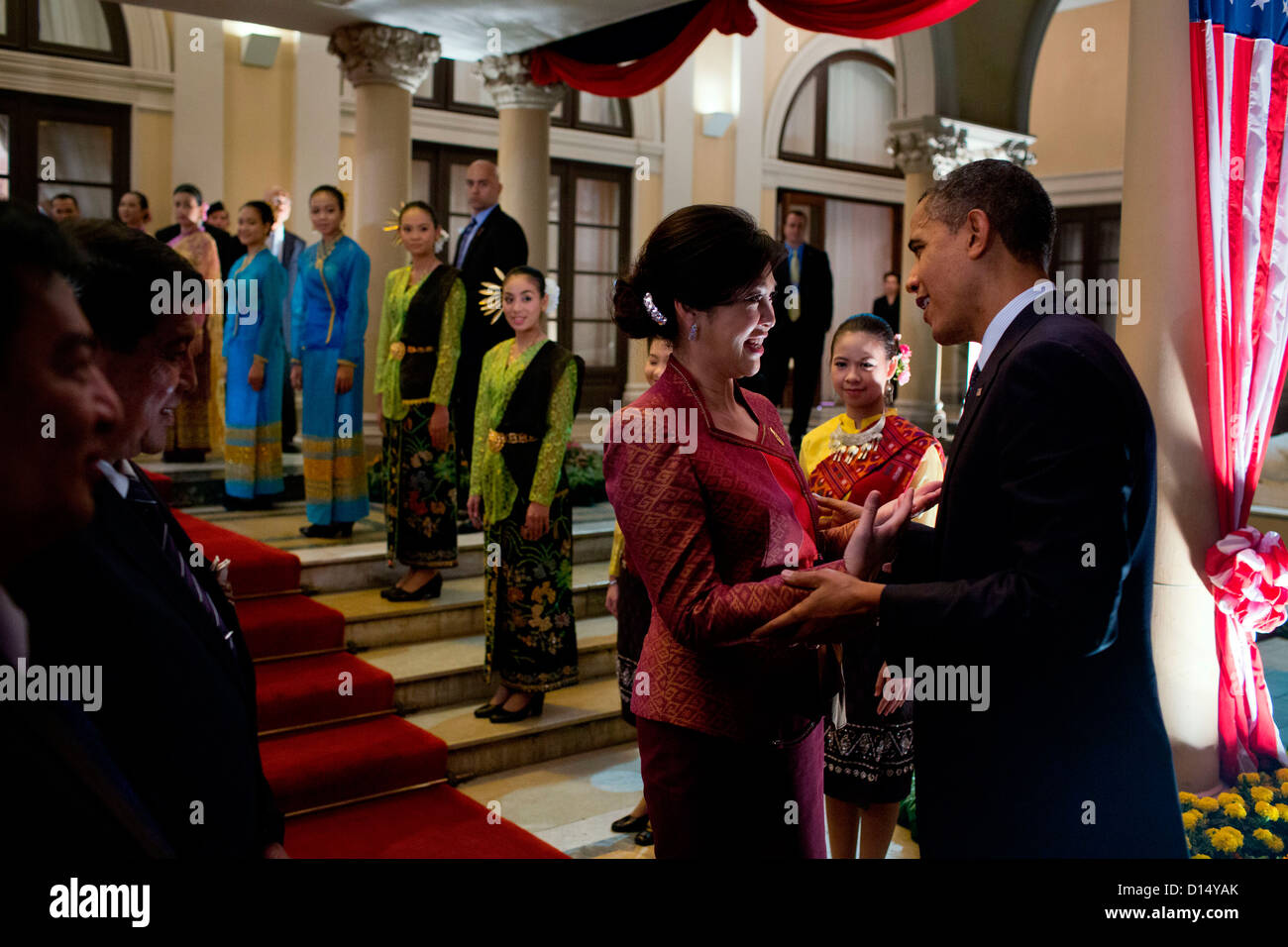 US-Präsident Barack Obama spricht mit Thai Premierministerin Yingluck Shinawatra vor der Abreise das Regierungsgebäude 18. November 2012 in Bangkok, Thailand Stockfoto