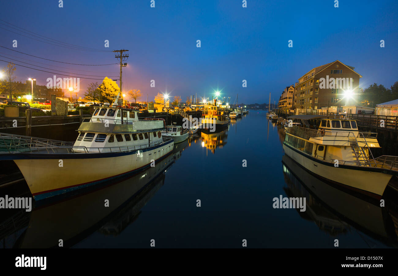 USA, Maine, Portland, Boote im Hafen bei Nacht Stockfoto