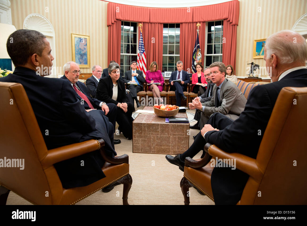 US-Präsident Barack Obama in einer Vorstandssitzung National Disaster Recovery mit Vize-Präsident Joe Biden im Oval Office 14. November 2012 in Washington, DC beteiligt ist. Im Uhrzeigersinn von den Präsidenten sind: FEMA Administrator Craig Fugate; Homeland Security Secretary Janet Napolitano; John Brennan, Assistent des Präsidenten für innere Sicherheit und Bekämpfung des Terrorismus; Rob Nabors, Director of Legislative Affairs; Chef des Stabes Jack Lew; Stellvertretender Direktor der Kommunikation Jennifer Palmieri; OMB Direktor Jeffrey Zients; Cecilia Muñoz, inländische Politik Rat Direktor; Alyssa Mastromonaco, De Stockfoto