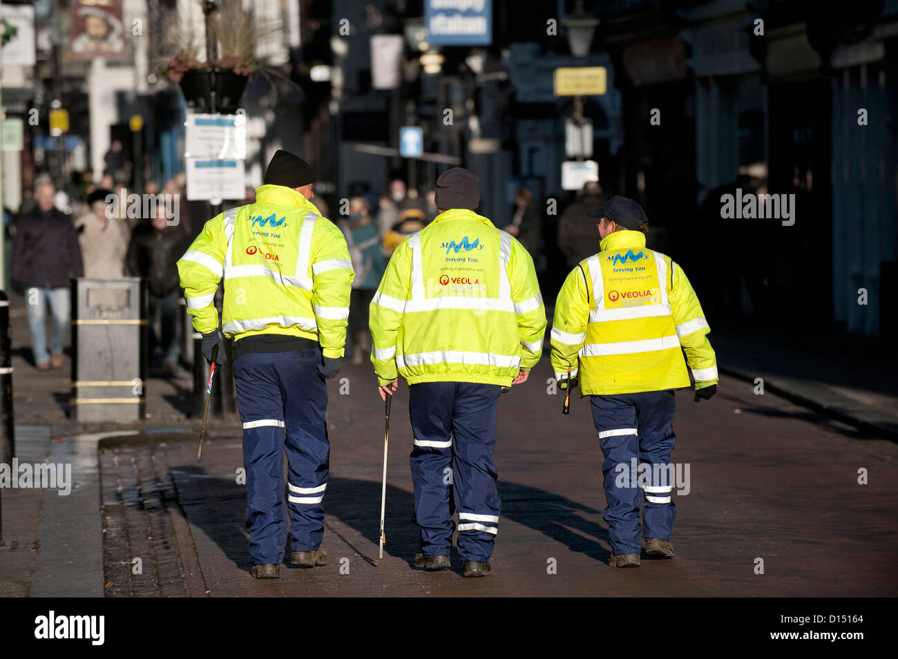 Drei Mitarbeiter des Medway Council laufen entlang der Rochester High Street in Kent, Großbritannien. Stockfoto