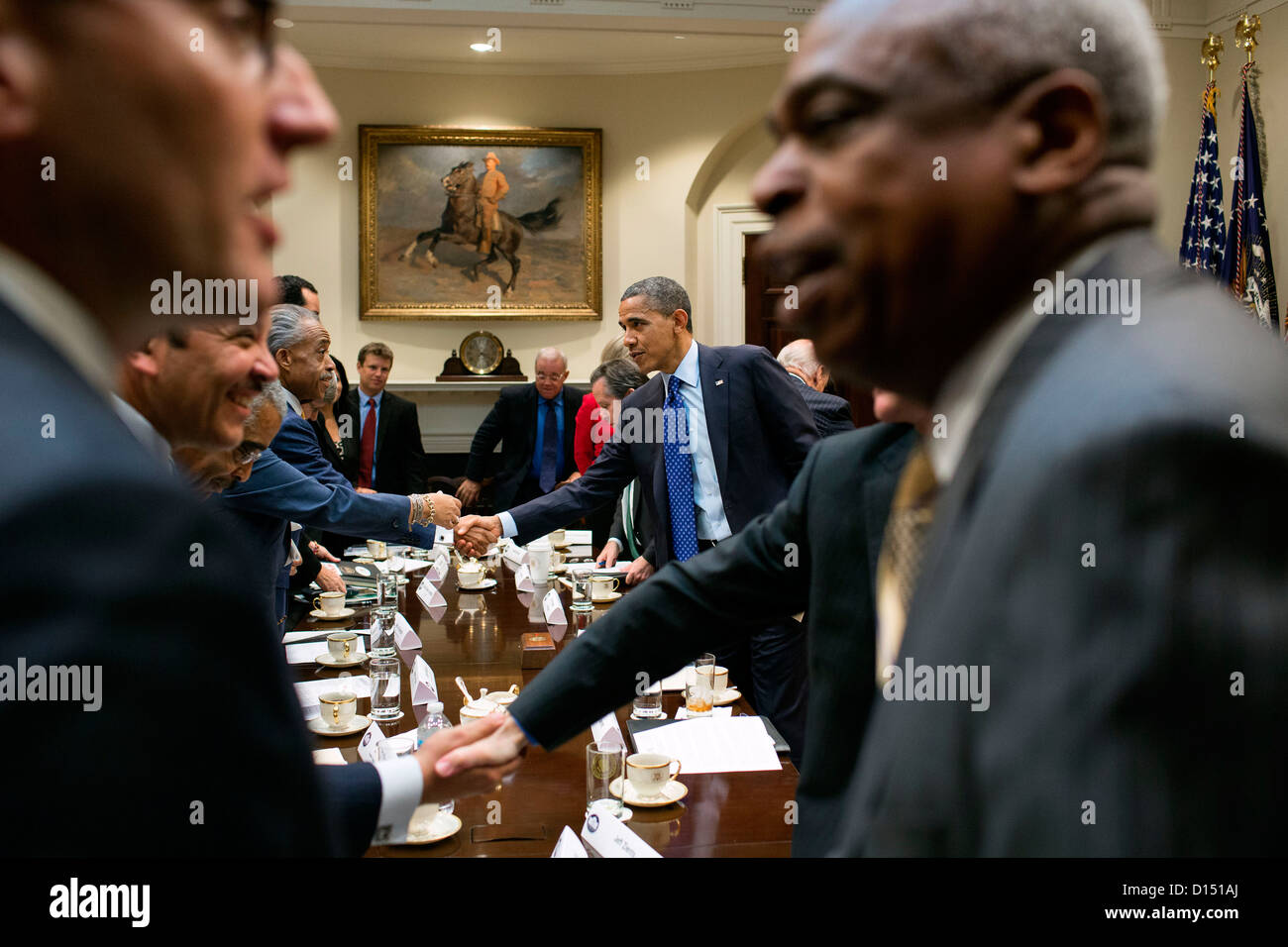 US-Präsident Barack Obama schüttelt Hände mit bürgerlichen und Wahlkreis-Führer, während eines Treffens im Roosevelt Room des weißen Hauses 16. November 2012 in Washington, DC. Stockfoto