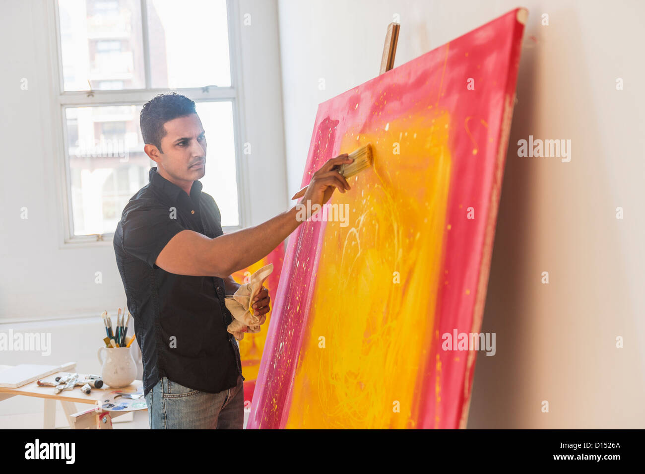 USA, New Jersey, Jersey City, Mann Malerei im Studio Stockfoto