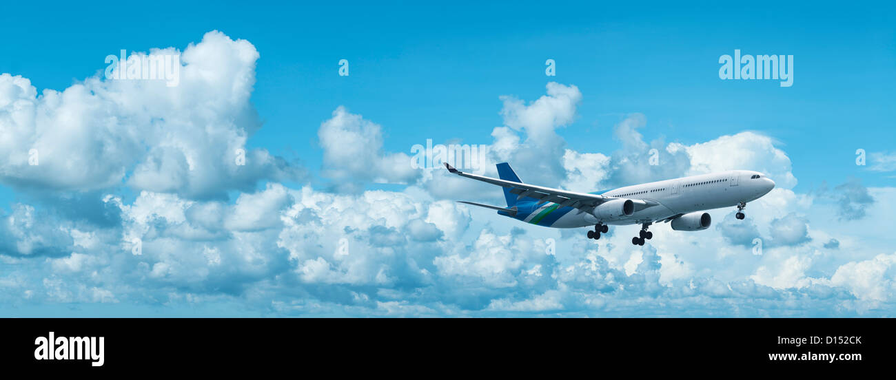Die Landung von einem Düsenflugzeug. Panorama-Komposition. Stockfoto