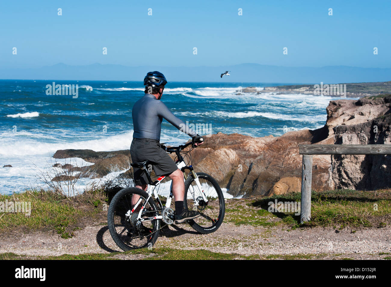 Kalifornien, Monta-A De Oro (Aka Montana De Oro), Mann, Bike-Trail stoppt, das Meer zu bewundern. Stockfoto
