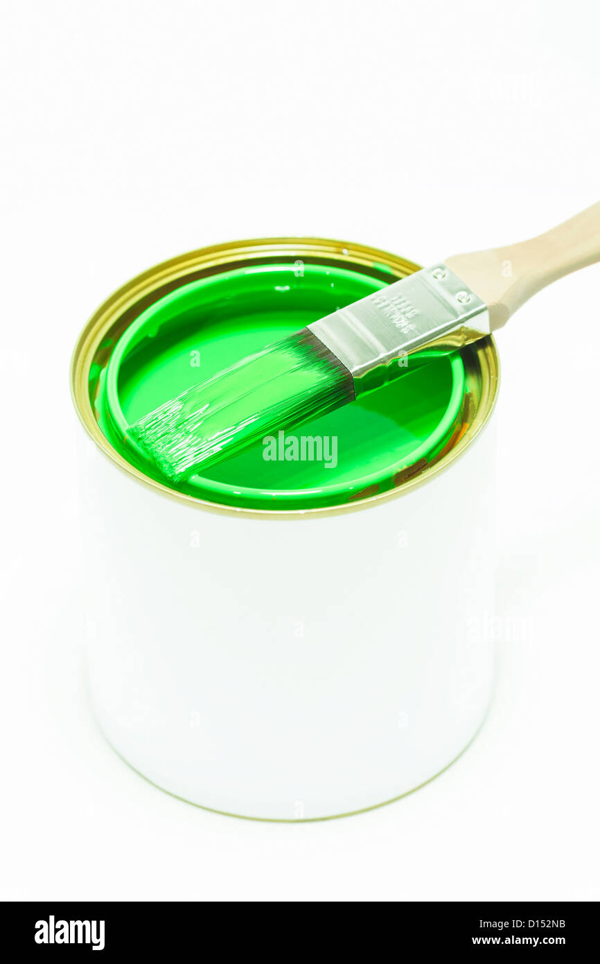 Kann mit grüner Ölfarbe. Sehr flachen DOF. Isoliert auf weiss. Stockfoto