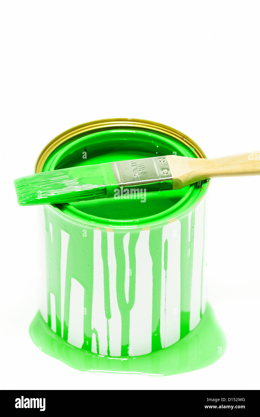 Kann mit grüner Ölfarbe. Flachen DOF. Isoliert auf weiss. Stockfoto