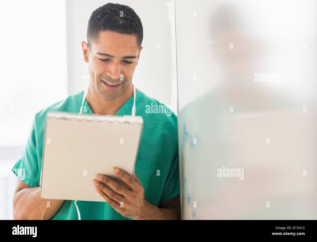 USA, New Jersey, Jersey City, männliche Chirurg lesen medizinischen Diagramm im Krankenhaus Stockfoto