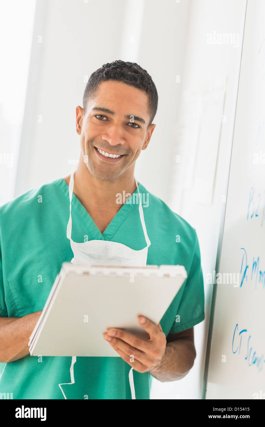 USA, New Jersey, Jersey City, Porträt von männlichen Chirurg mit medizinischen Diagramm im Krankenhaus Stockfoto