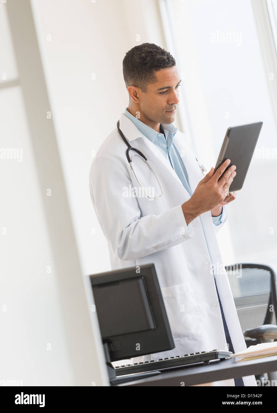 USA, New Jersey, Jersey City, männlichen Arzt mit digital-Tablette in seinem Büro Stockfoto