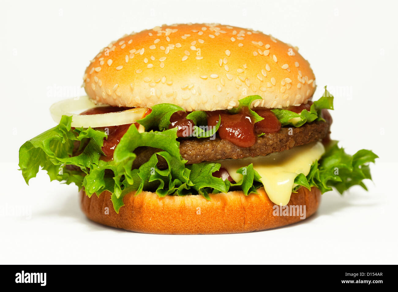 Cheeseburger, isoliert auf weißem Hintergrund. Stockfoto