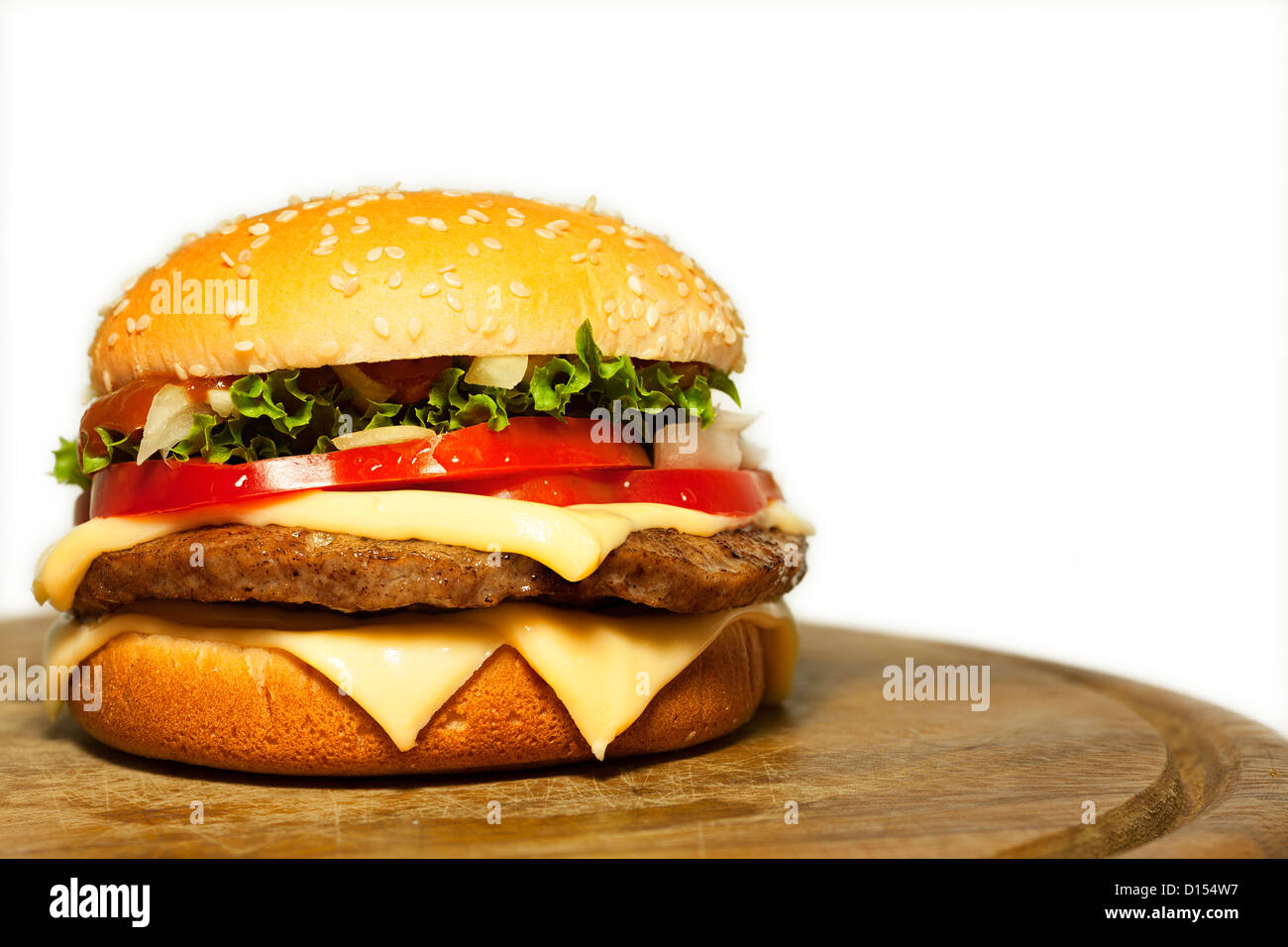 Cheeseburger auf dem Holztisch. Isoliert auf weiss. Stockfoto