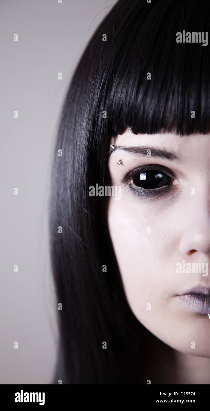 Gruselige schwarze blauäugige Frau mit blasser Haut, echte Sklera Kontaktlinsen Stockfoto