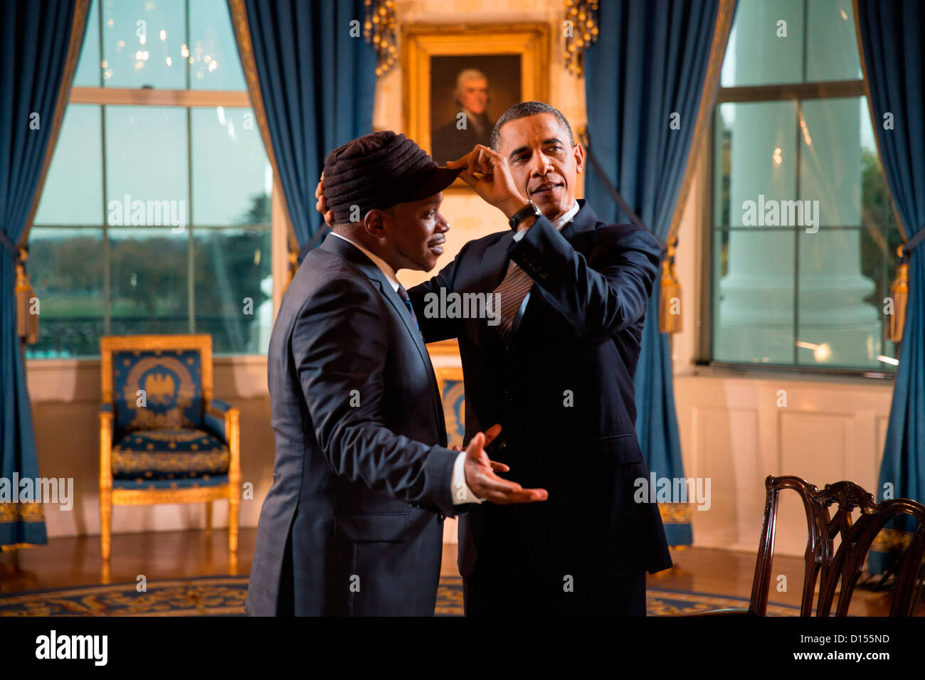 US-Präsident Barack Obama stellt Sway Calloway Hut nach einem Interview für eine Live MTV special im Blue Room des weißen Hauses 26. Oktober 2012 in Washington, DC. Stockfoto