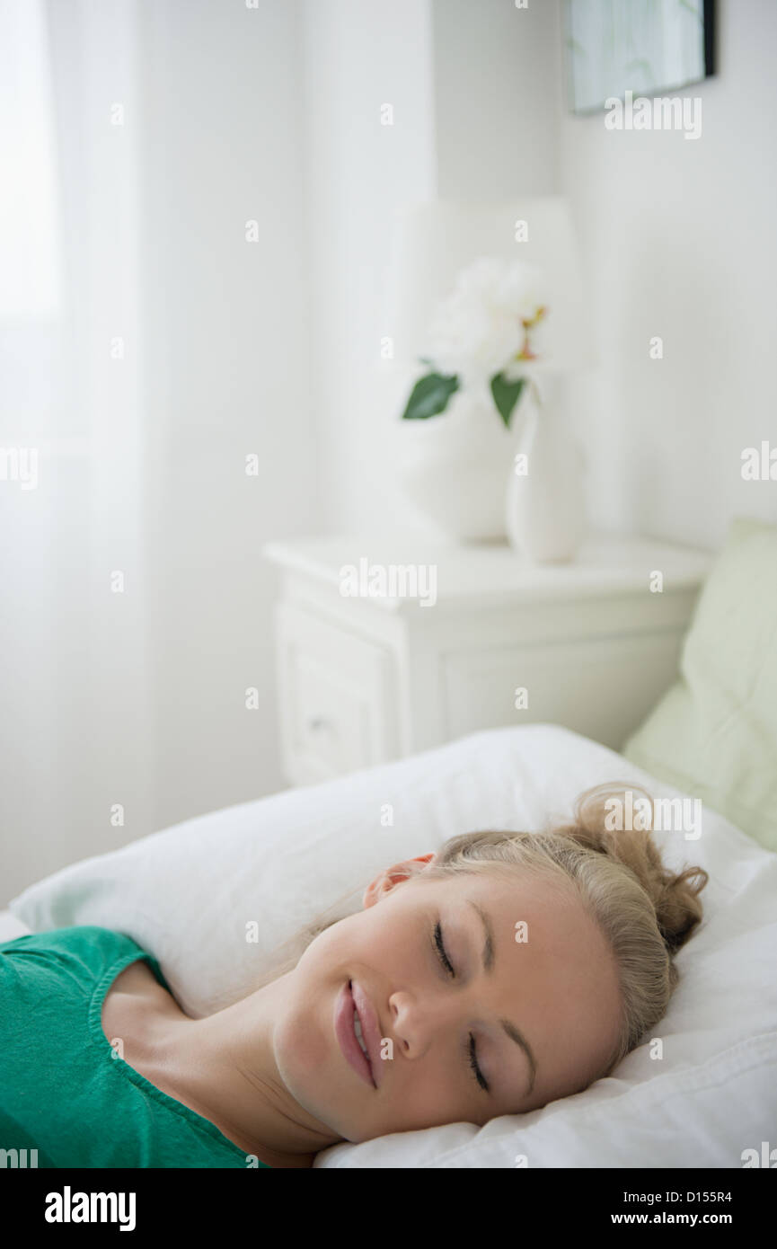 USA, New Jersey, Jersey City, junge Frau schläft im Bett Stockfoto