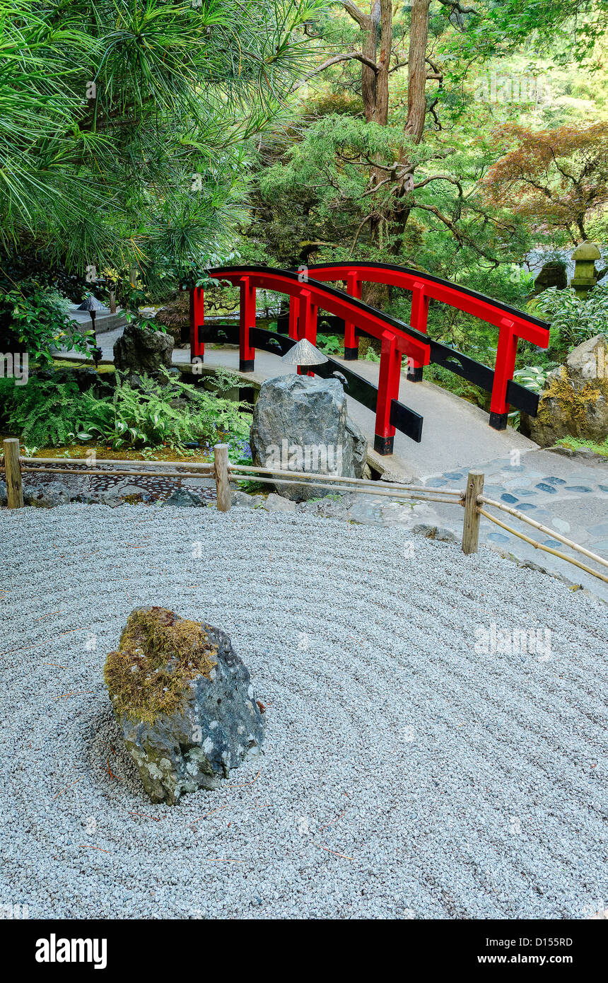 Japanische Zen-Garten und rote Brücke, Butchart Gardens, Vancouver Island, British Columbia, Kanada Stockfoto