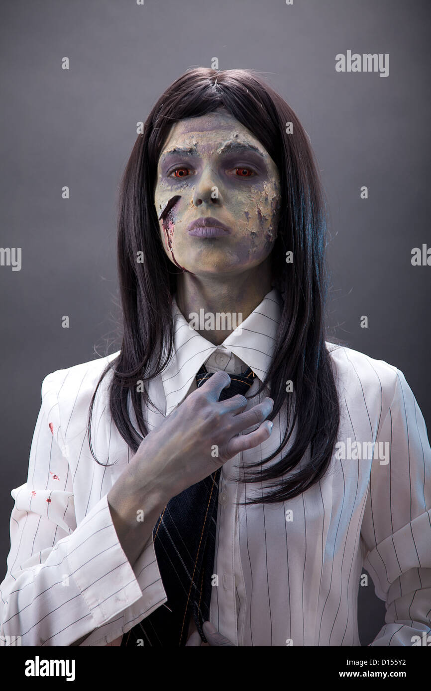 Business Frau Zombie Befestigung Krawatte, Studio gedreht Stockfoto